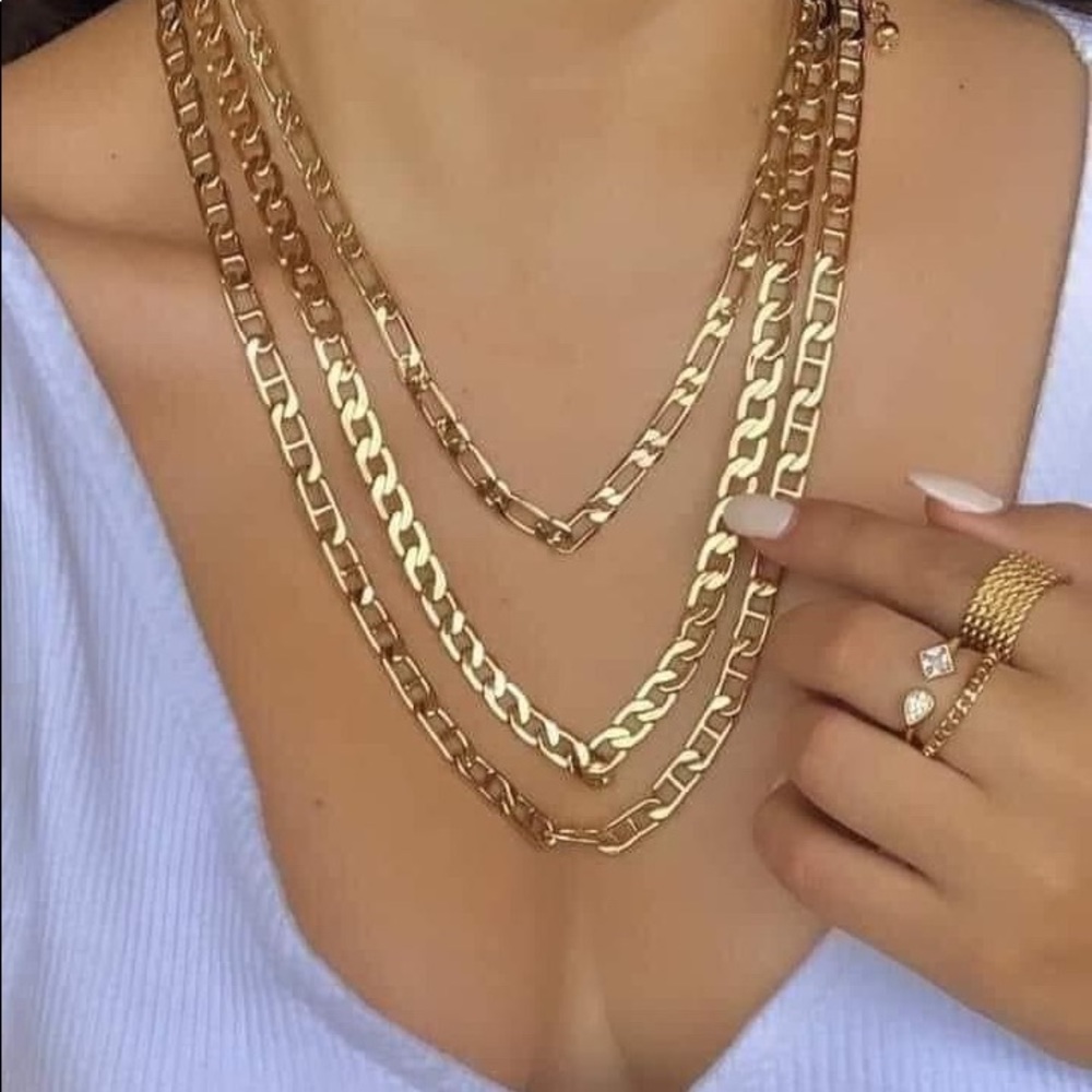 Son cadenas doradas con tejidas son tés diferentes